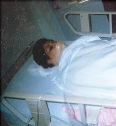 Frau Arjomand im Krankenhaus nach dem Attentat